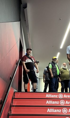 Menschen im Aufgang des Stadions (Allianz-Arena)