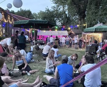 Festivalgäste auf der Flohmarktwiese