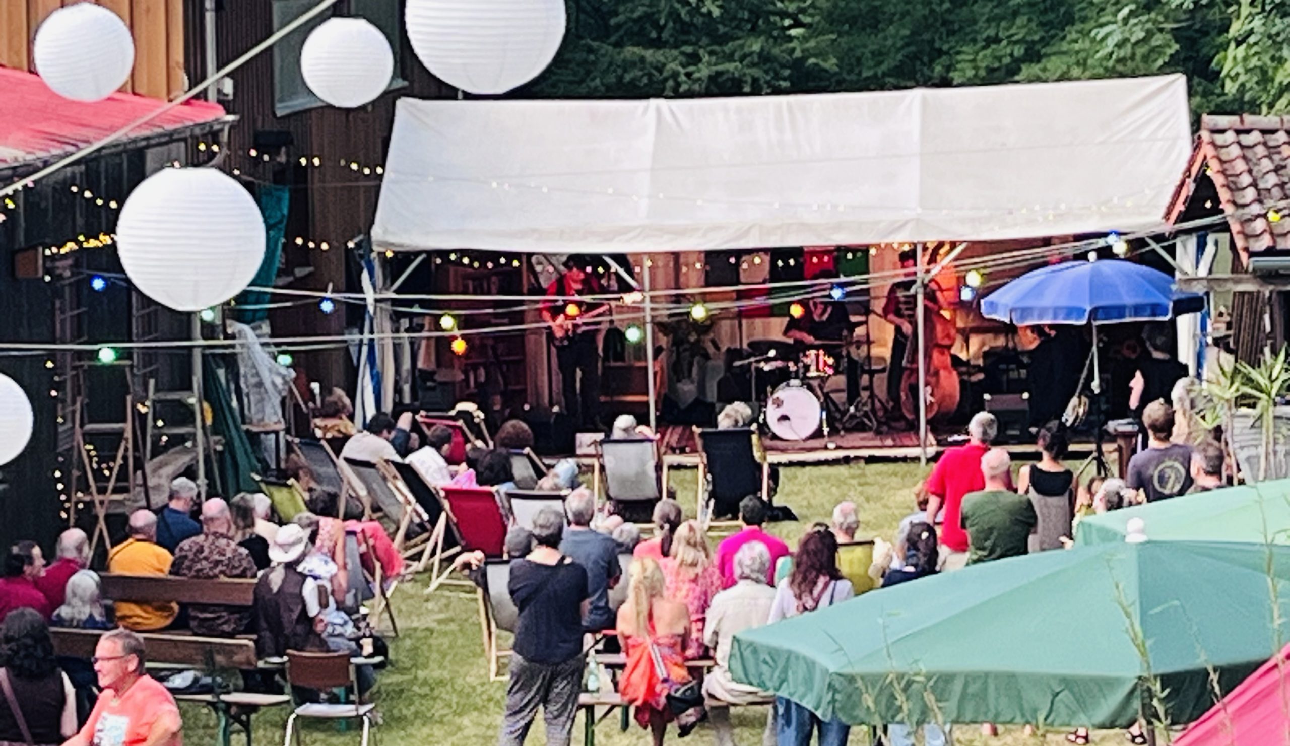 Musikzelt beim Flohmarktfestival